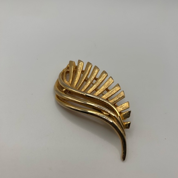 Jewelry - VTG gold tone leaf brooch